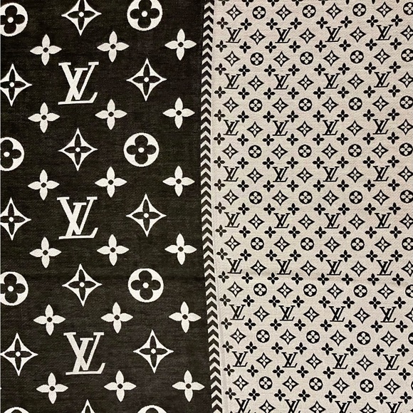 L V - New Luxury Silk & Wool Blend Monogram Scarf in Black & White - Picture 5 of 6